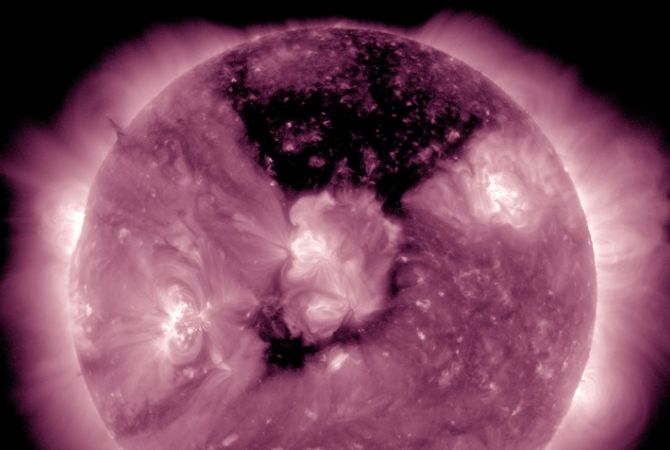 НАСА опубликовало видео гигантской корональной дыры на Солнце