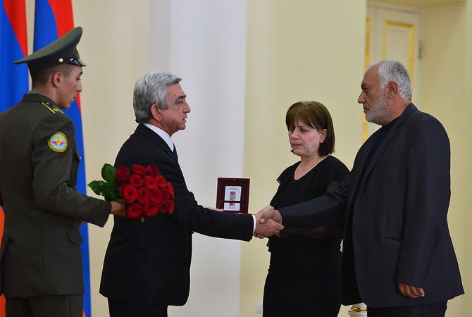Президент РА Серж Саргсян сегодня посмертно наградил  погибших в бою и в небоевых 
условиях   