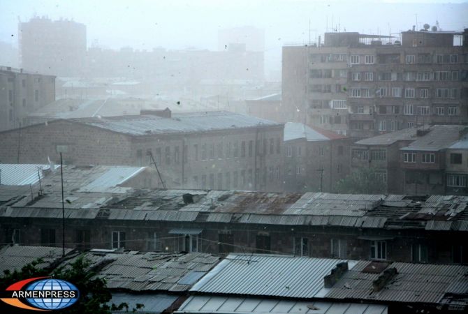 Работа по преодолению последствий ураганного ветра в Ереване, в основном, завершена