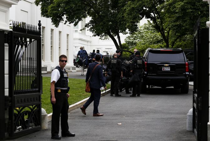 Охрана Белого дома задержала перебросившую сверток через ограду женщину