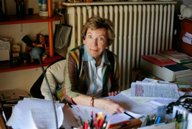 Во Франции скончалась писательница-феминистка Бенуат Гру