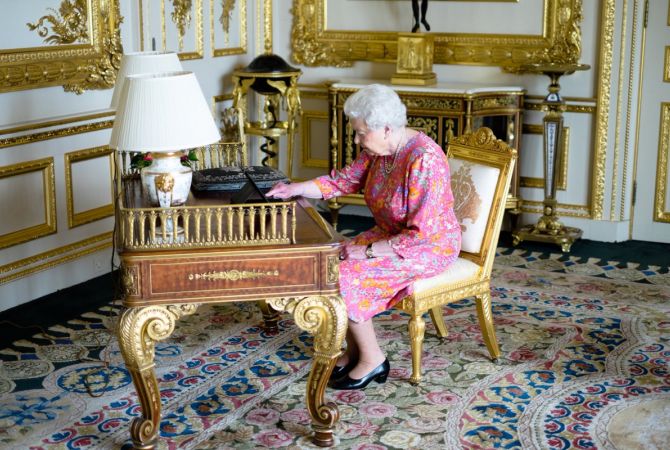 Британская королева опубликовала свою вторую за два года запись в Twitter