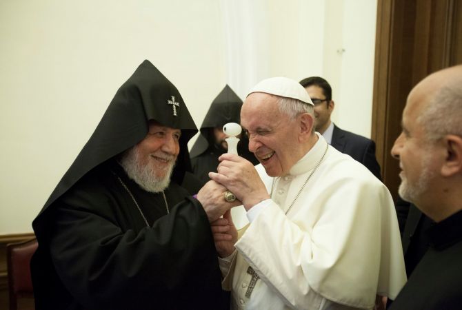 В  Армении Папа Римский  получил в  подарок свой самый  маленький  портрет
