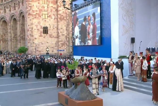 أرمينيا تهدي البابا فرنسيس تذكاراً يمثّل سفينة سيدنا نوح وهو يطفو على جبل آرارات