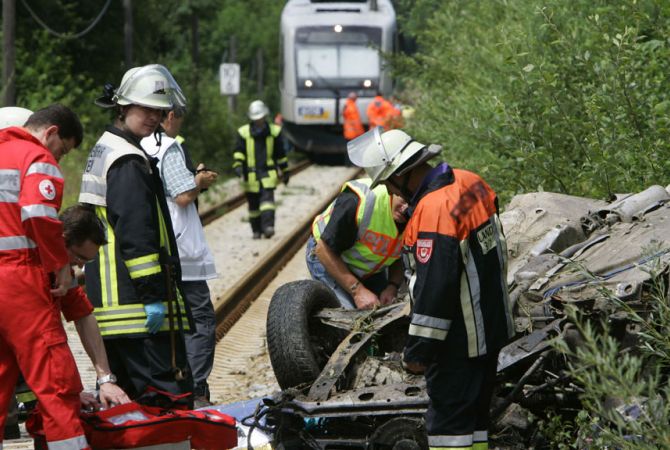 Поезд протаранил фургон на переезде в Колорадо, погибли пять человек