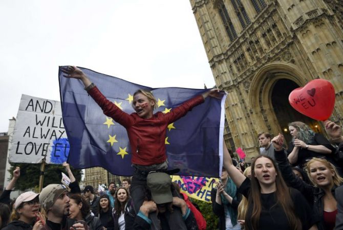 Свыше тысячи британцев приняли участие в демонстрации против выхода из ЕС в 
Лондоне