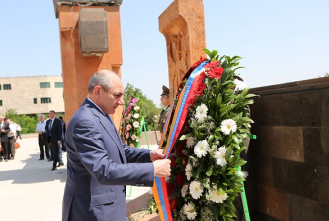  Бако Саакян возложил венок к памятнику пропавшим без вести воинам 