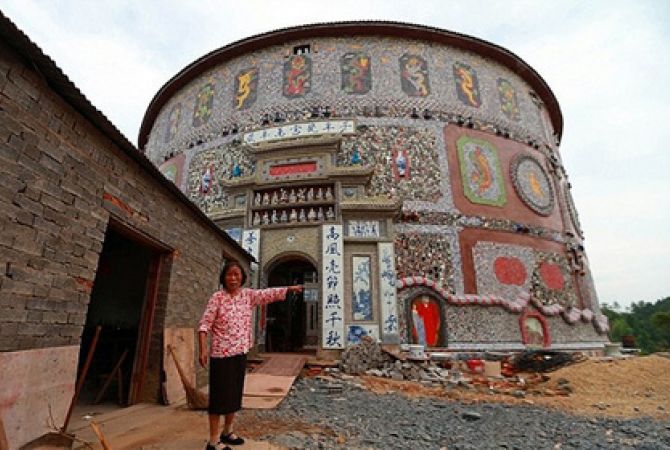 В Китае пенсионерка потратила пять лет на строительство дворца из фарфора