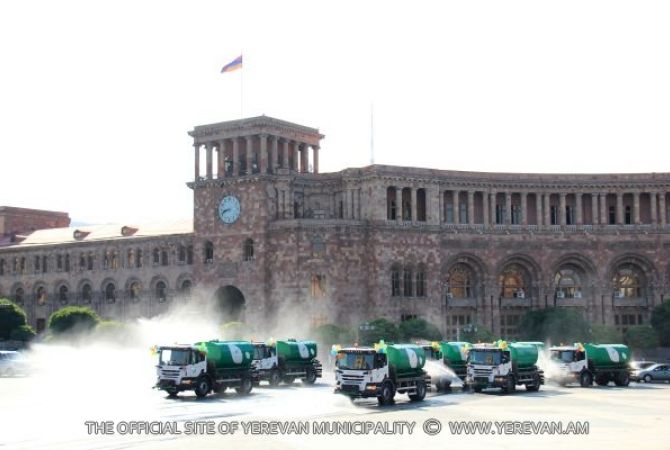 В Ереване мероприятия праздника Вардавар стартовали «парадом» поливальных машин