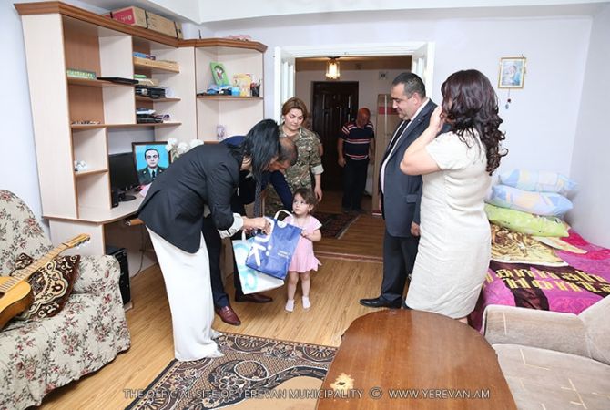 Yerevan Municipality delegation members visit families of NKR soldiers fallen at April war