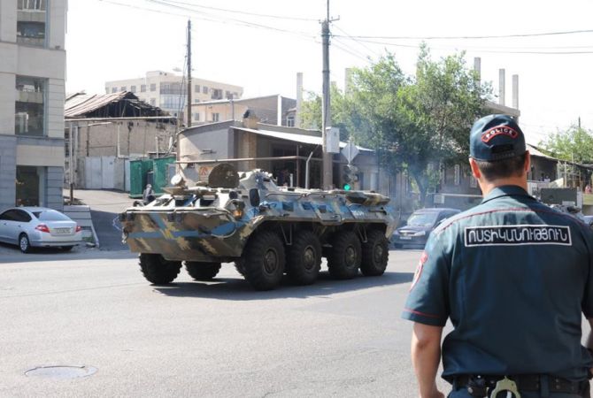 Вооруженная группа продолжает держать в заложниках нескольких полицейских: СНБ 
Армении