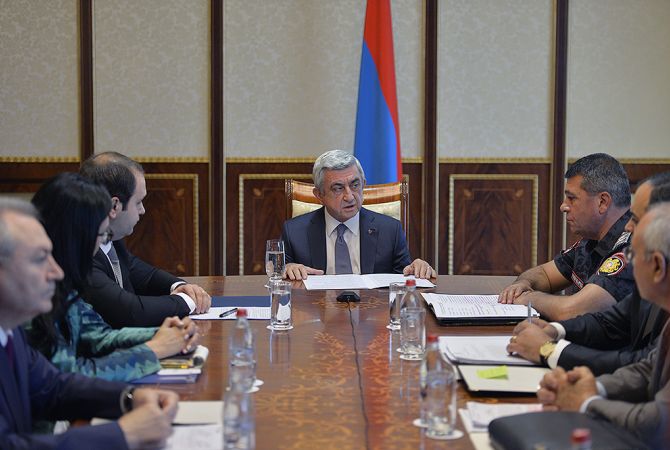 لا يمكن حل الأمور بالعنف وأخذ الرهائن في أرمينيا، أحث الجميع إلى ضبط النفس، من أجل أرمينيا 
ومستقبل الشعب الأرمني 
-الرئيس سركيسيان يجتمع مع قادة الهيئات الأمنية و القانونية-