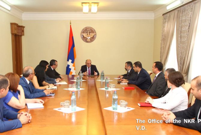 Бако Саакян принял руководящий состав центрального аппарата министерства 
иностранных дел НКР