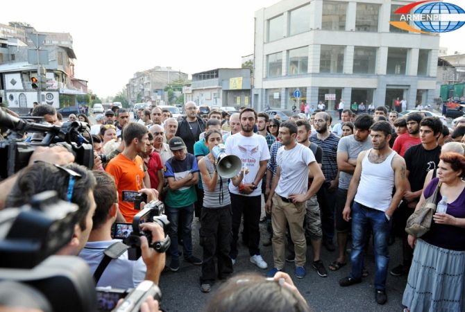 Armenian Police demands Khorenatsi Street rally’s actual leaders to transfer the rally to another 
place