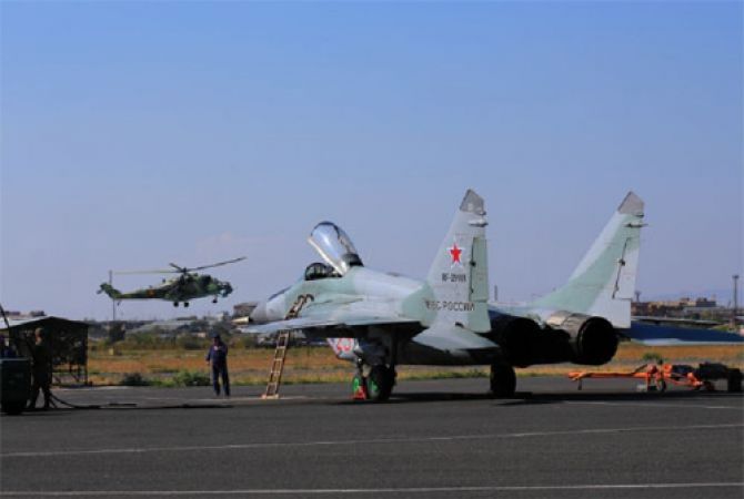 Летчики армейской авиации российской авиационной военной базы Эребуни проводят 
учения