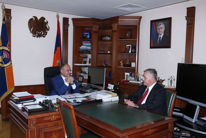 Министр обороны Армении Сейран Оганян принял бывшего депутата парламента Ливана 
Егика Черечяна
