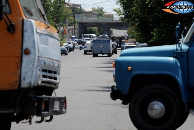 Sniper kills police officer from seized precinct in Yerevan 