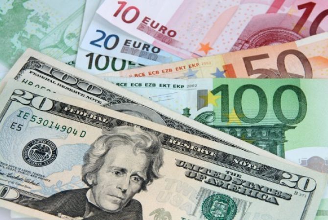  Средний курс доллара не изменился,  курс евро и  фунта  упал 