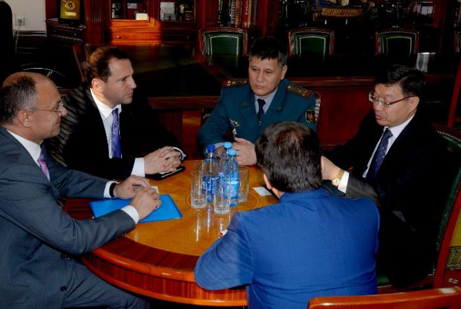  Сейран Оганян и Тимур Уразаев обсудили вопросы армяно-казахского военно-
политического сотрудничества 