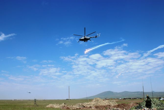 Российские вертолетчики ЮВО учатся поражать условного противника в горах Армении