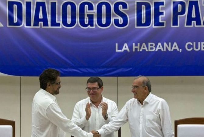 Colombia and Farc rebels sign historic peace agreement
