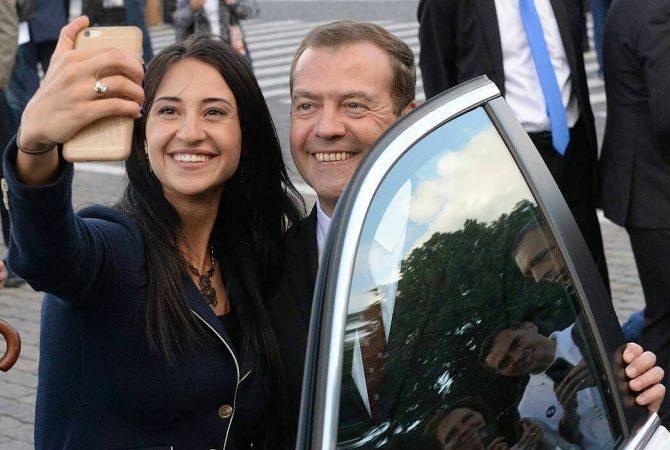 Yana Egorian offers Medvedev a ride 
