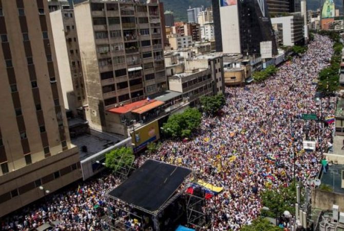 Сотни тысяч венесуэльцев вышли на демонстрацию против Мадуро
