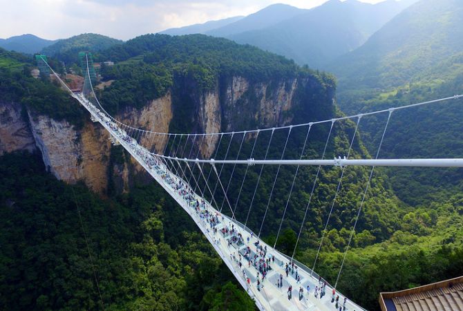 Самый высокий в мире стеклянный мост в Китае закрыли на реконструкцию