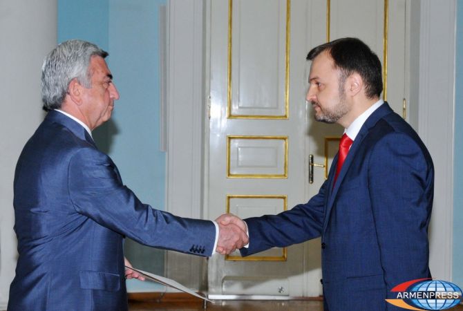 Новоназначенный посол Молдовы в Армении вручил Сержу Саргсяну верительные 
грамоты