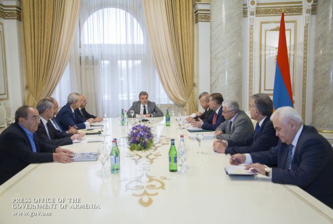 Armenian PM receives Public Council’s members