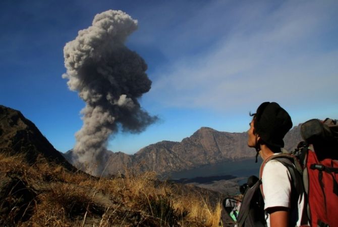 AP: власти Индонезии ищут около 400 туристов в окрестностях вулкана