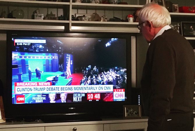 С грустью глядящий на дебаты по телевизору Берни Сандерс стал мемом