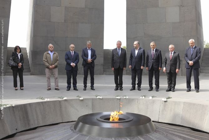 النائب الفرنسي وعضو لجنة الصداقة الفرنسية-الأرمينية يزور النصب التذكاري للإبادة الجماعية الأرمينية 
-صور-