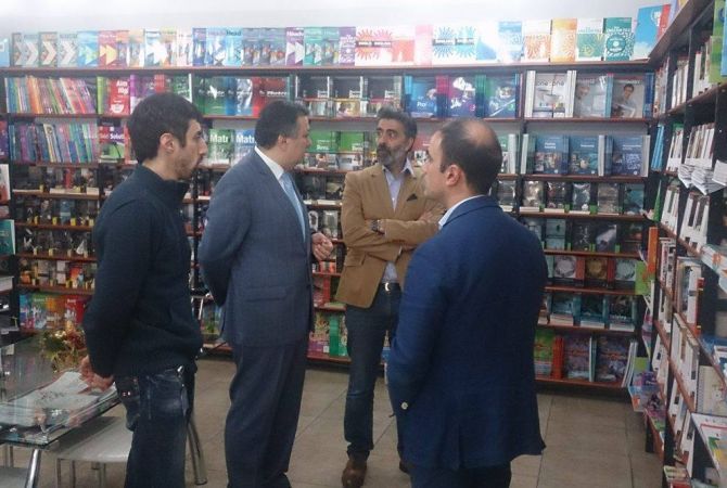 Армен Амирян посетил книжный  магазин, открытый в Ереване Грантом Динком и его 
братьями