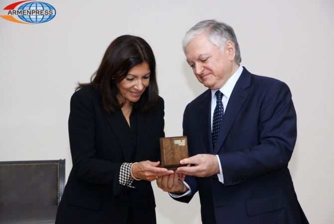 Armenian FM awards Paris Mayor with MFA Honorary Medal