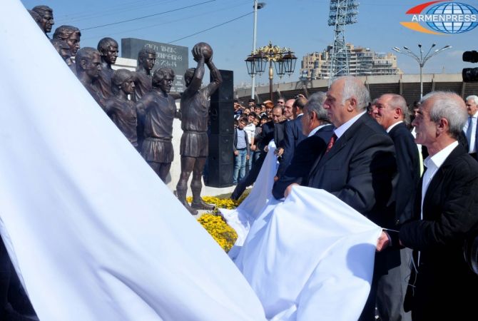 В Ереване торжественно открыта скульптурная группа, посвященная футбольной 
команде «Арарат-73»