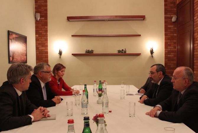 Министр иностранных дел НКР встретился со Специальным представителем Евросоюза