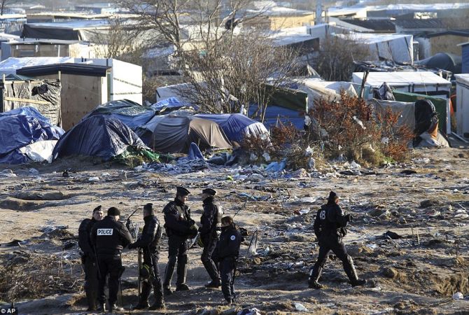 Calais 'Jungle': Overnight fires raze parts of migrant camp