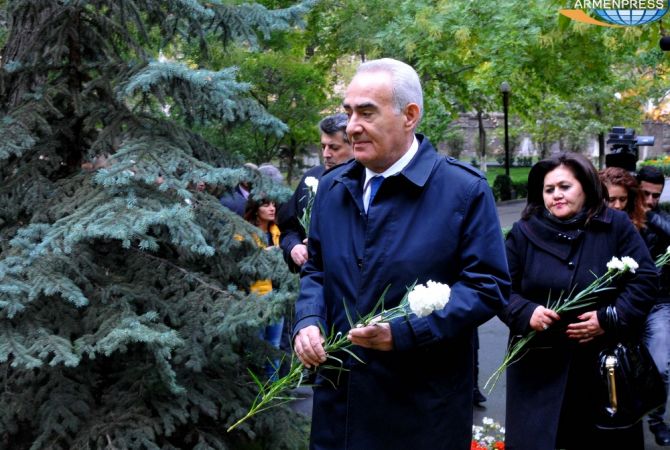 Armenian parliament staff pays tribute to October 27 victims