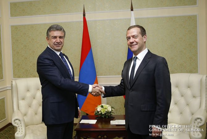 Armenian PM holds private meeting with his Russian counterpart