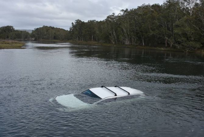  Австралиец испугался паука и утопил машину в озере 