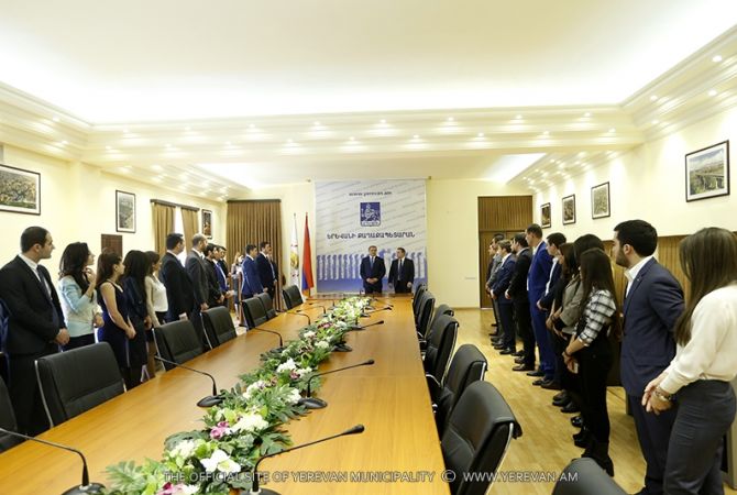  Мэр Еревана принял представителей студенческих советов вузов и общественных 
молодежных организаций 
