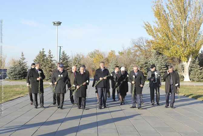Russian parliamentarians visit Tsitsernakaberd Memorial