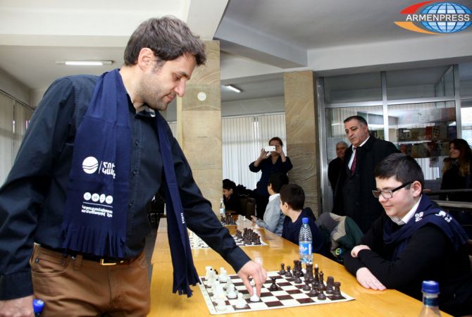 Armenian grandmaster Levon Aronian holds chess session with children 