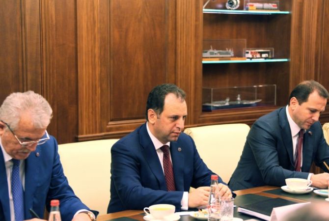  Министр обороны Республики Армения встретился с министром промышленности и 
торговли Российской Федерации 