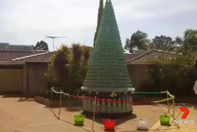  Австралиец создал гигантскую рождественскую елку из пивных банок 