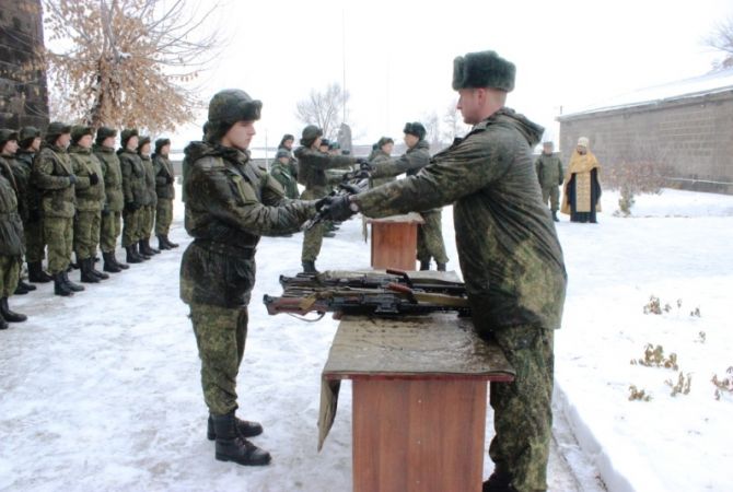  В Армении новобранцам ЮВО в начале зимнего периода обучения вручили освященное оружие и военную технику 