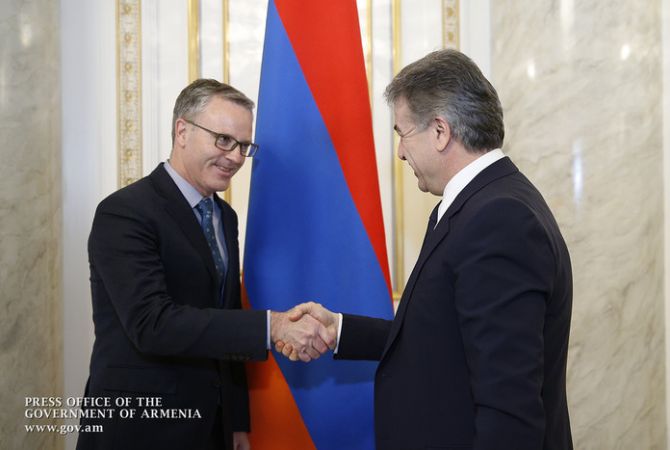 Премьер-министр Армении Карен Карапетян обсудил с делегацией АБР вопросы развития 
сотрудничества
