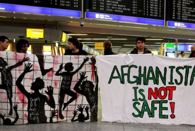  Германия депортировала первую группу афганских мигрантов 