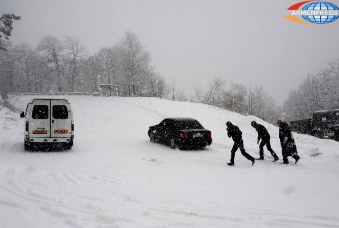 Heavy snowfalls, low visibility prompt shutdown of Vardenyats Pass and Berd-Tchambarak 
highway
